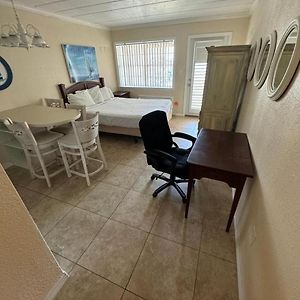 Studio Lit King-Size